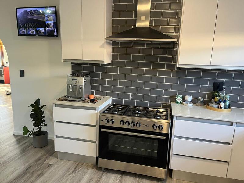 To Let 3 Bedroom Property for Rent in Uitzicht Western Cape